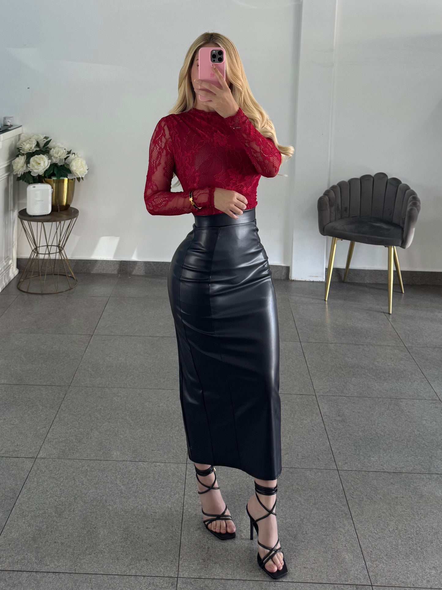 Falda negra vinipiel corte midi