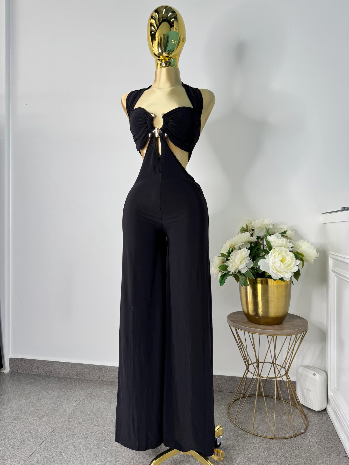 Enterizo negro con detalle dorado