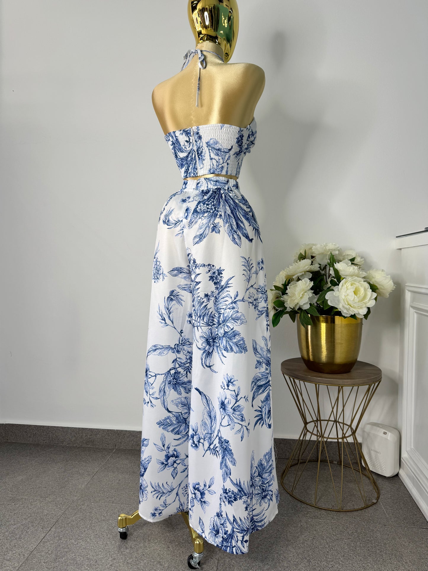 Conjunto blanco con azul