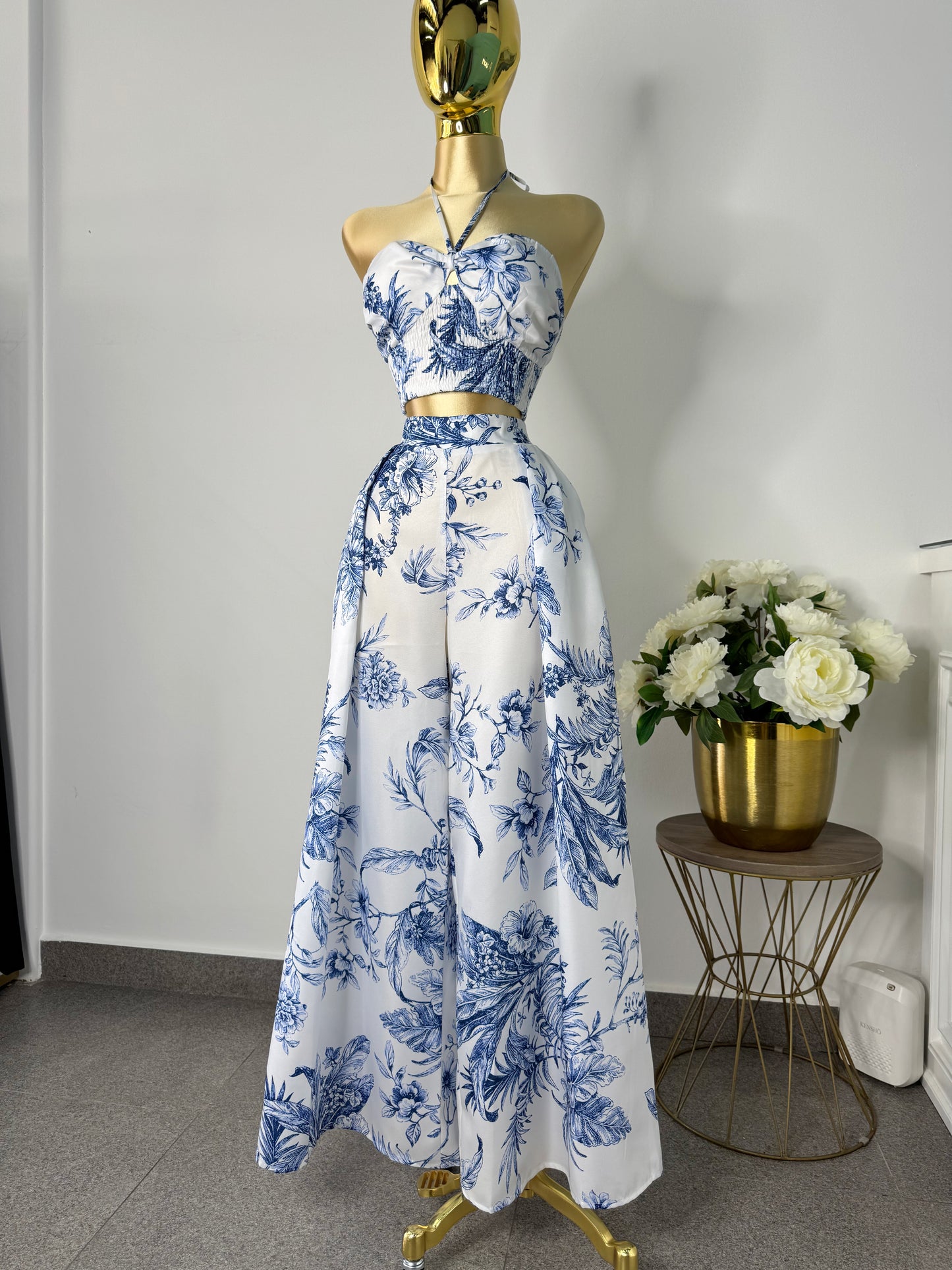 Conjunto blanco con azul