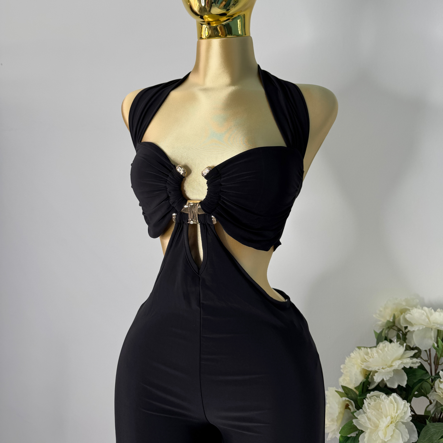 Enterizo negro con detalle dorado