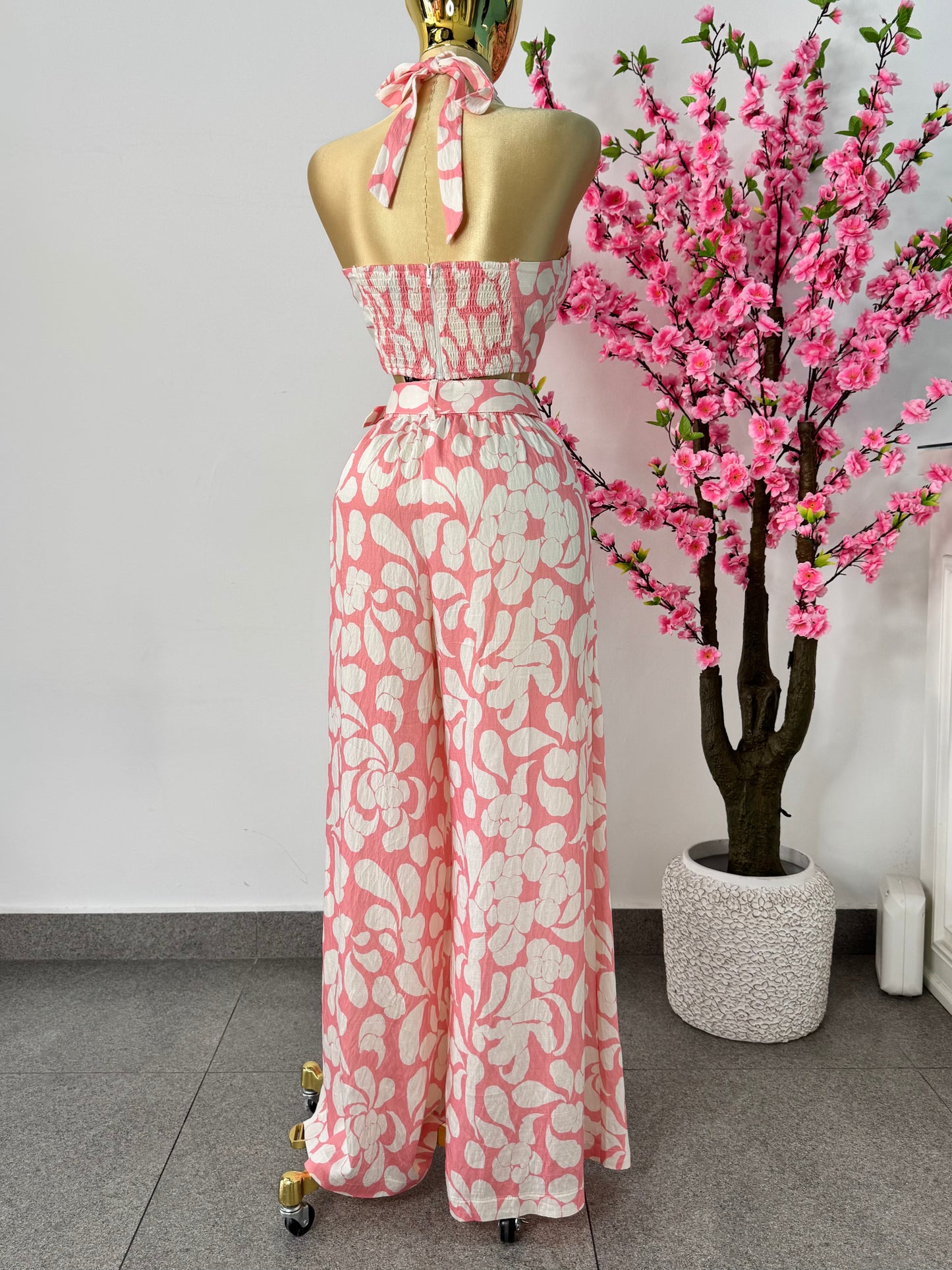 Set top & pantalón blanco con rosa coral