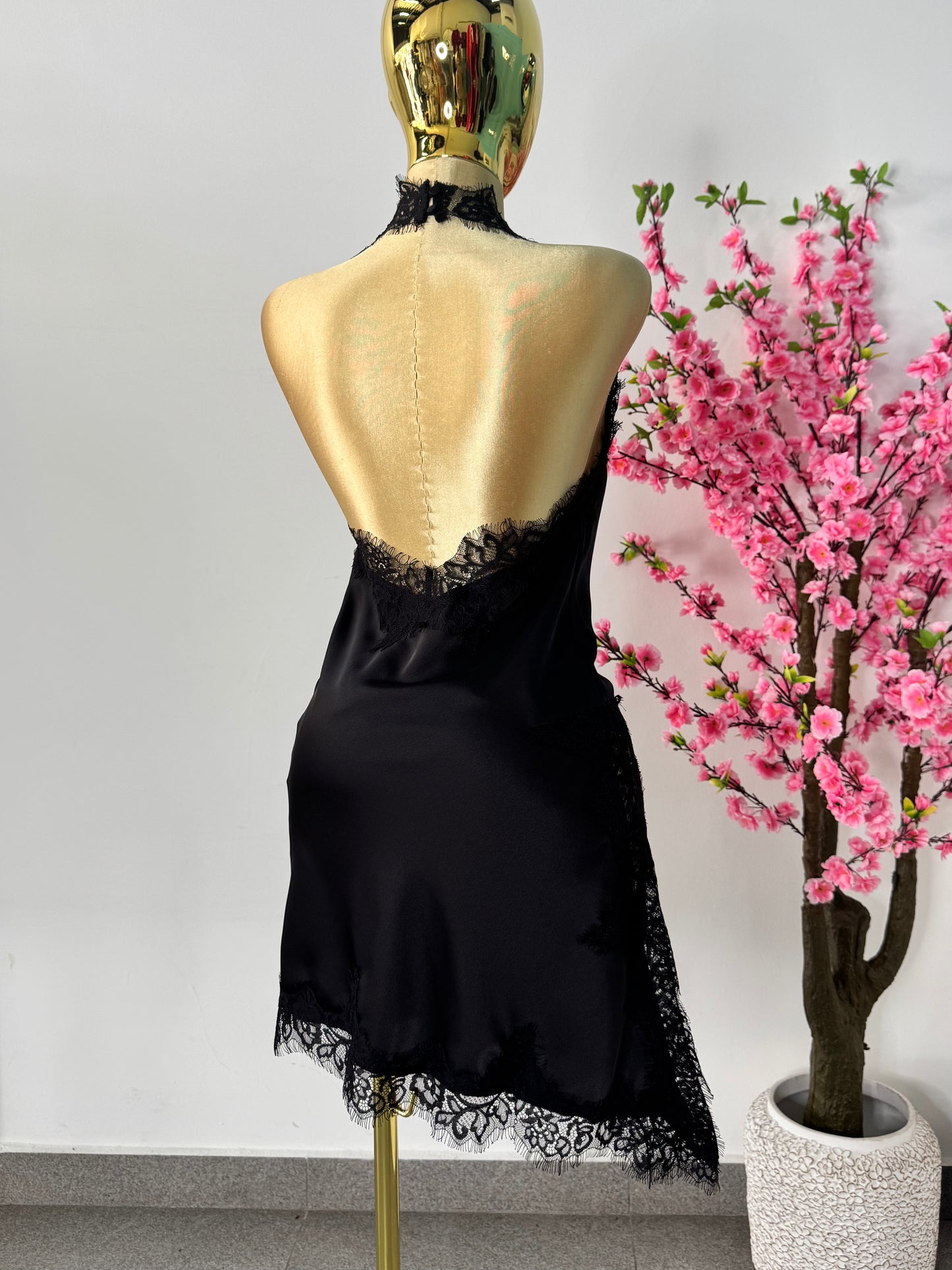 Vestido satin halter negro con encaje