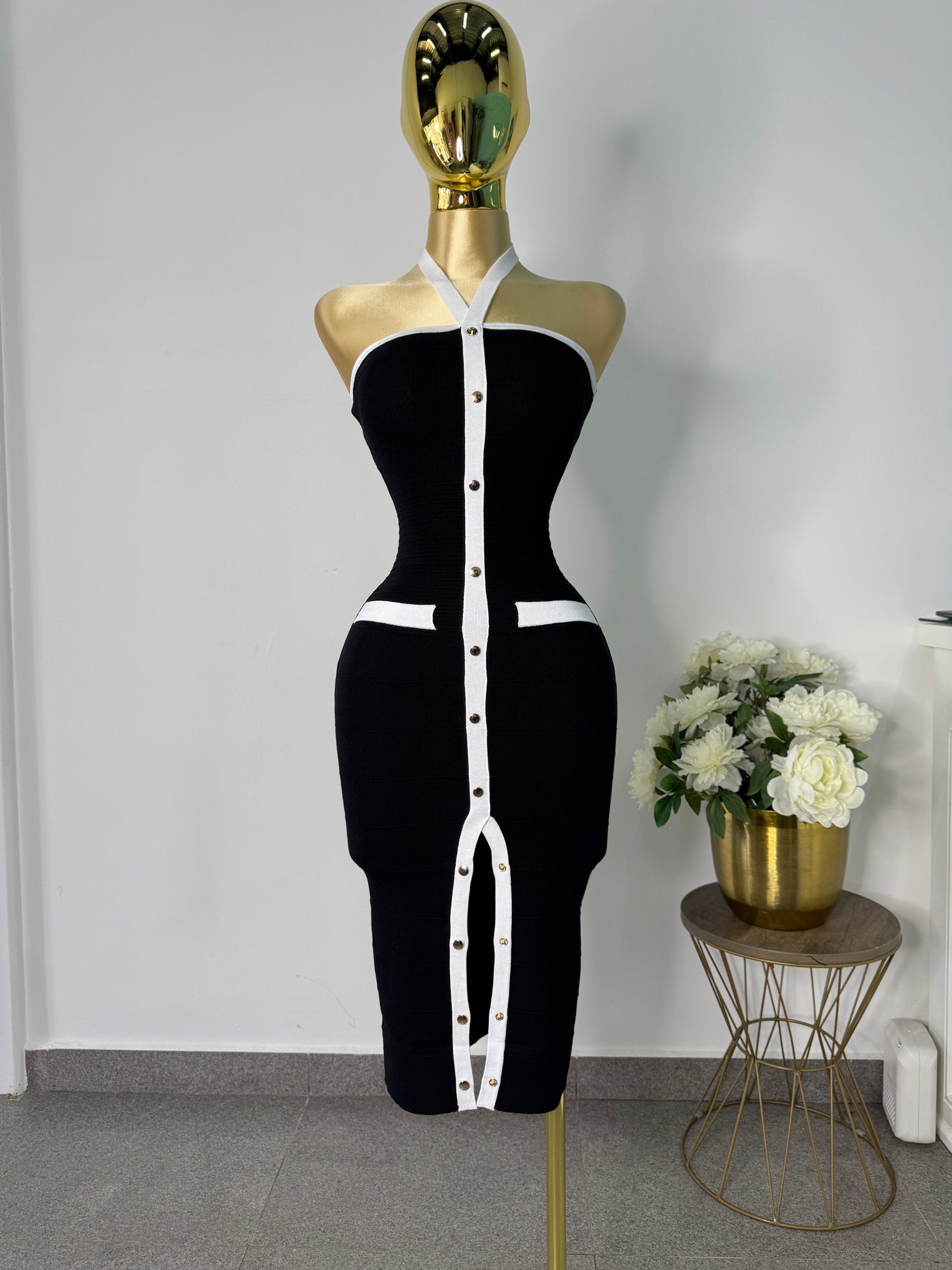 Vestido negro con blanco botones