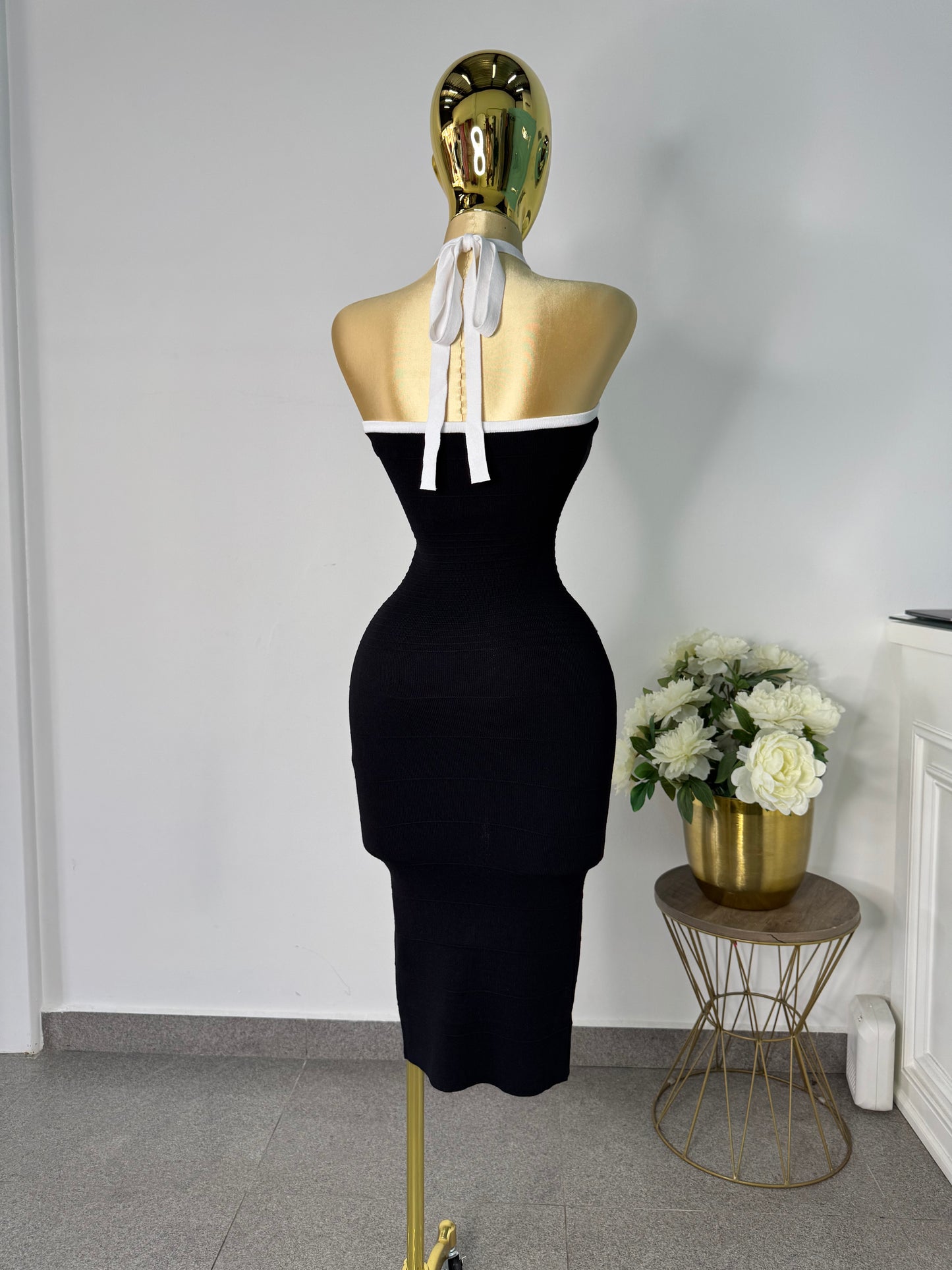 Vestido negro con blanco botones