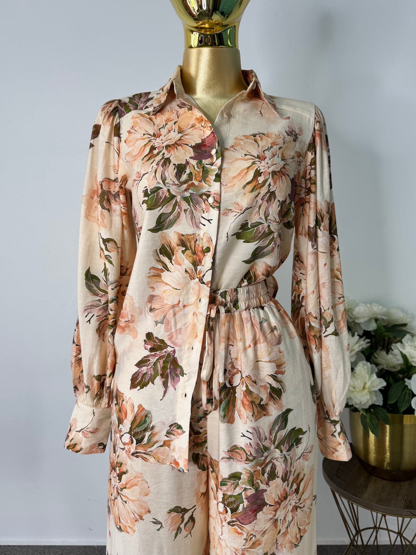 Conjunto floreado beige