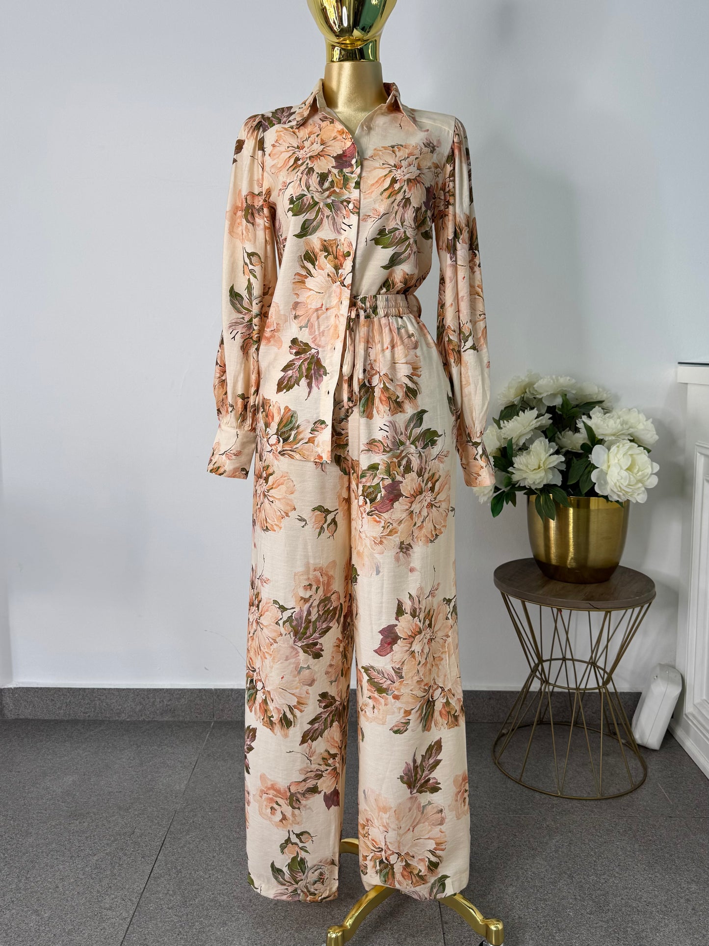 Conjunto floreado beige