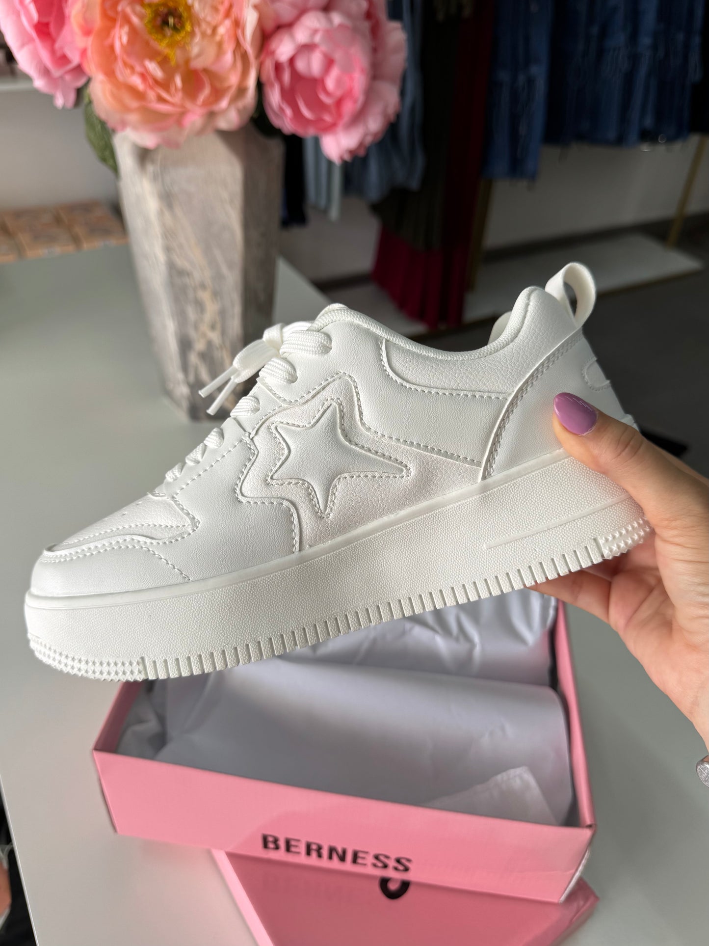 Tenis blancos básicos con plataforma