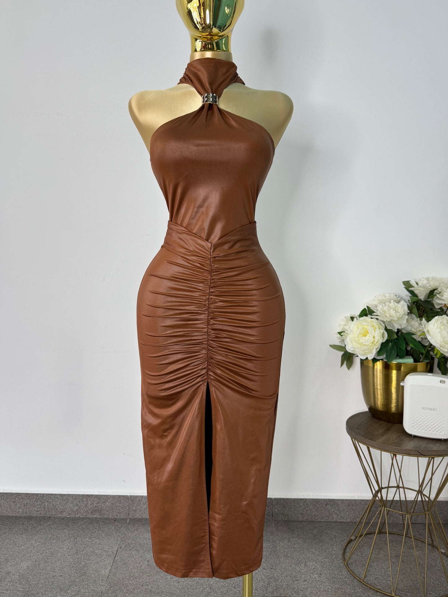 Vestido mini piel cafe con detalle dorado