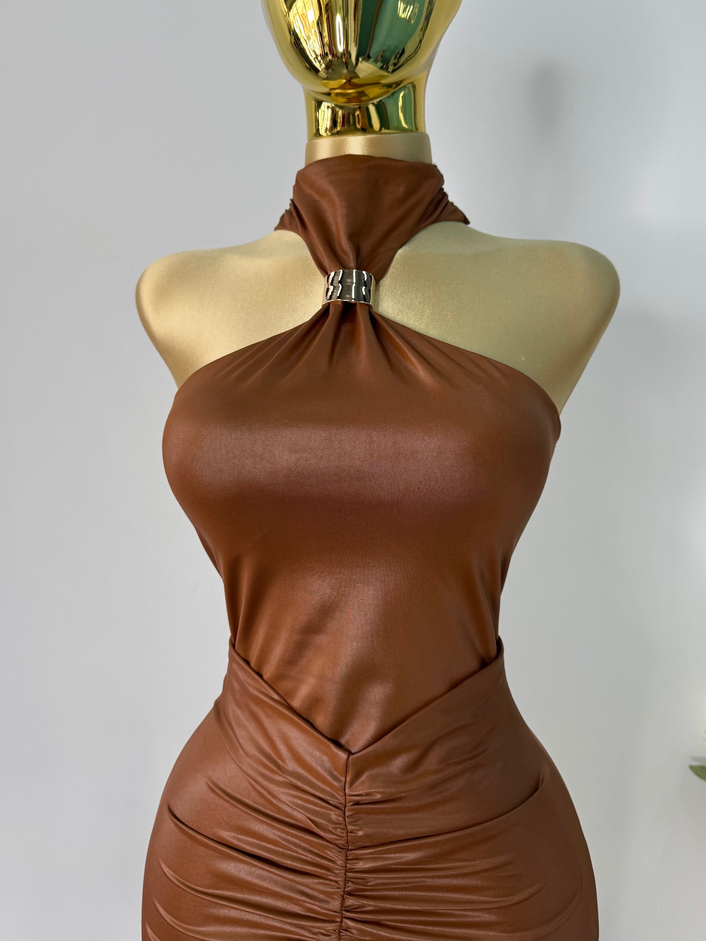 Vestido mini piel cafe con detalle dorado