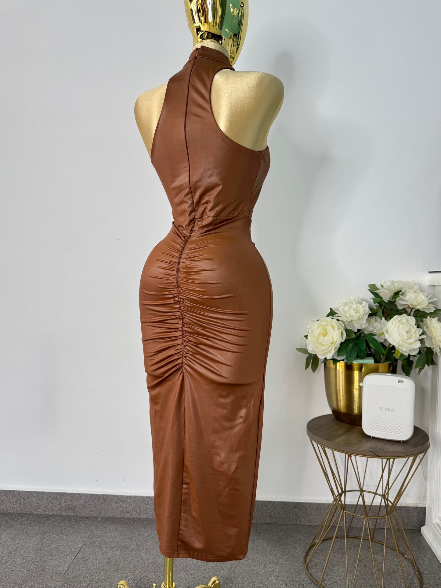 Vestido mini piel cafe con detalle dorado