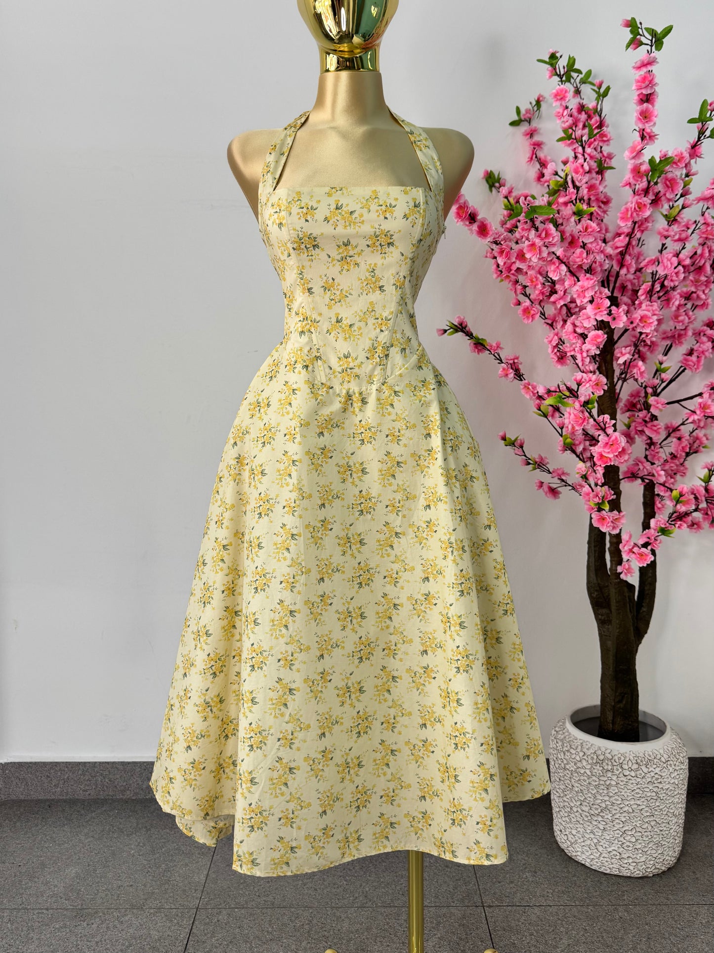 Vestido midi amarillo floreado
