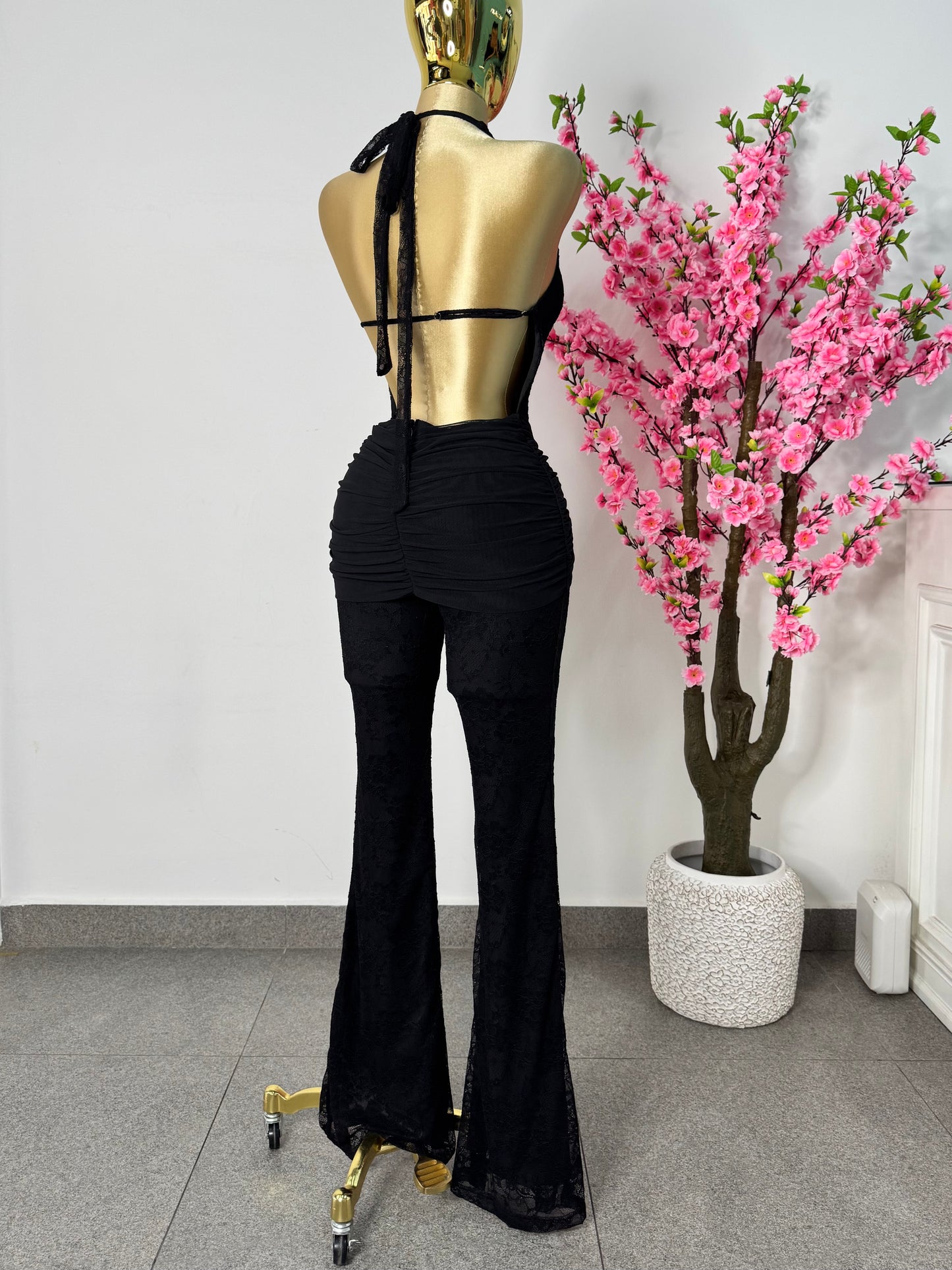 Palazo negro encaje cuello halter