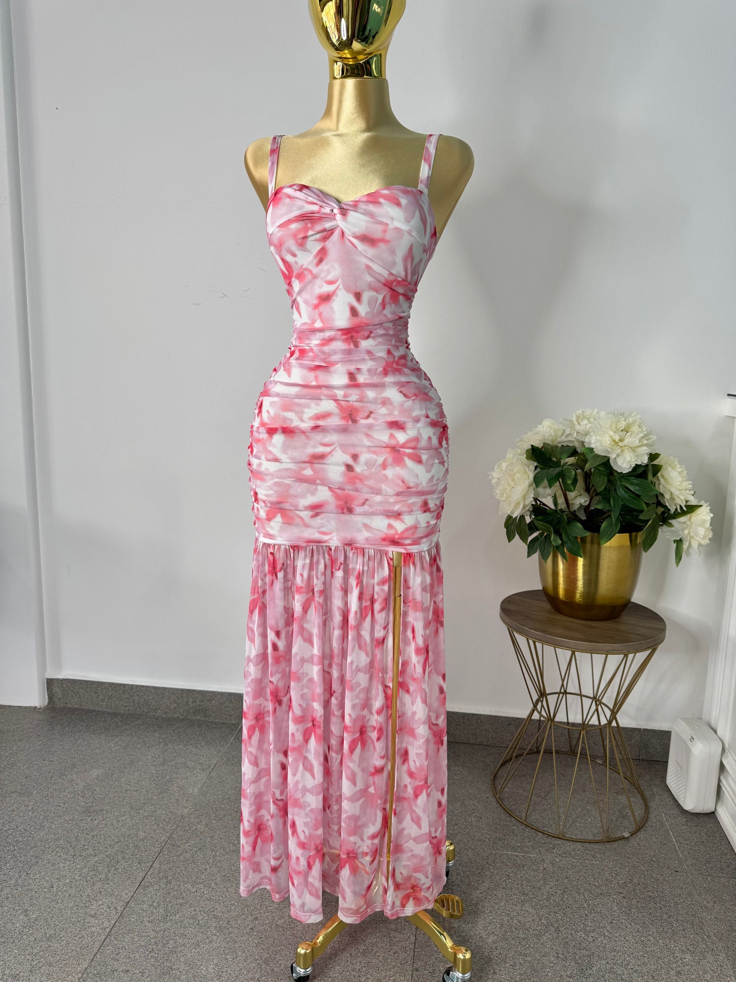 vestido floreado rosa con blanco mesh