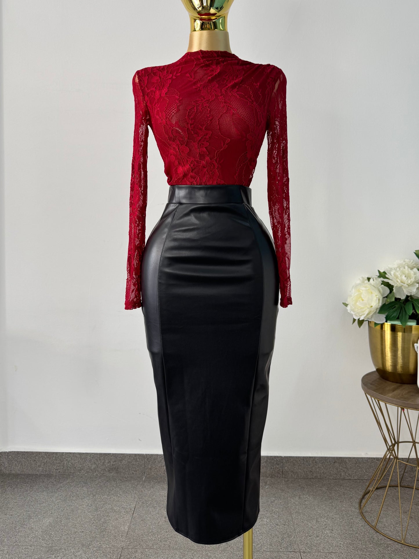 Falda negra vinipiel corte midi
