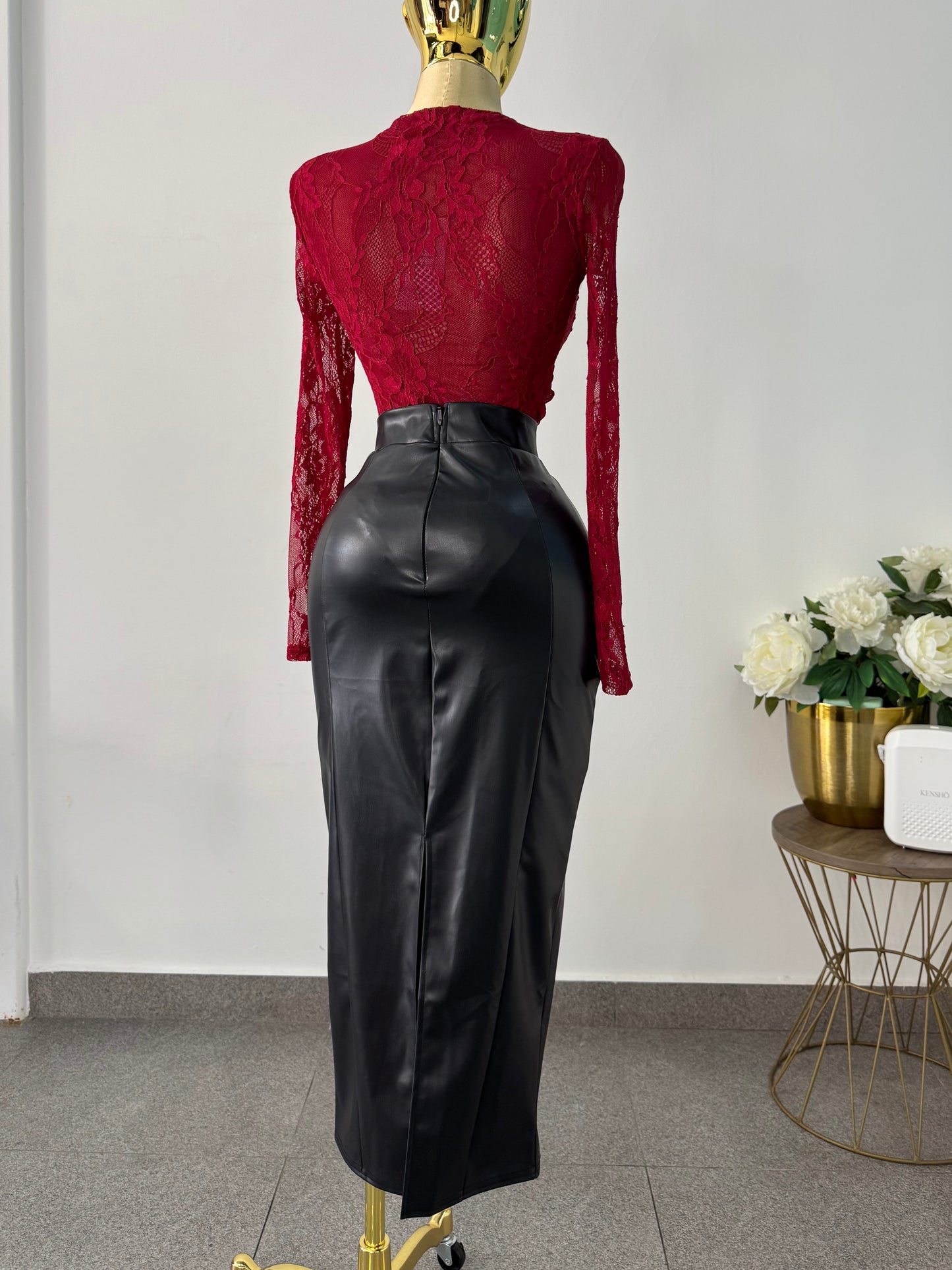 Falda negra vinipiel corte midi