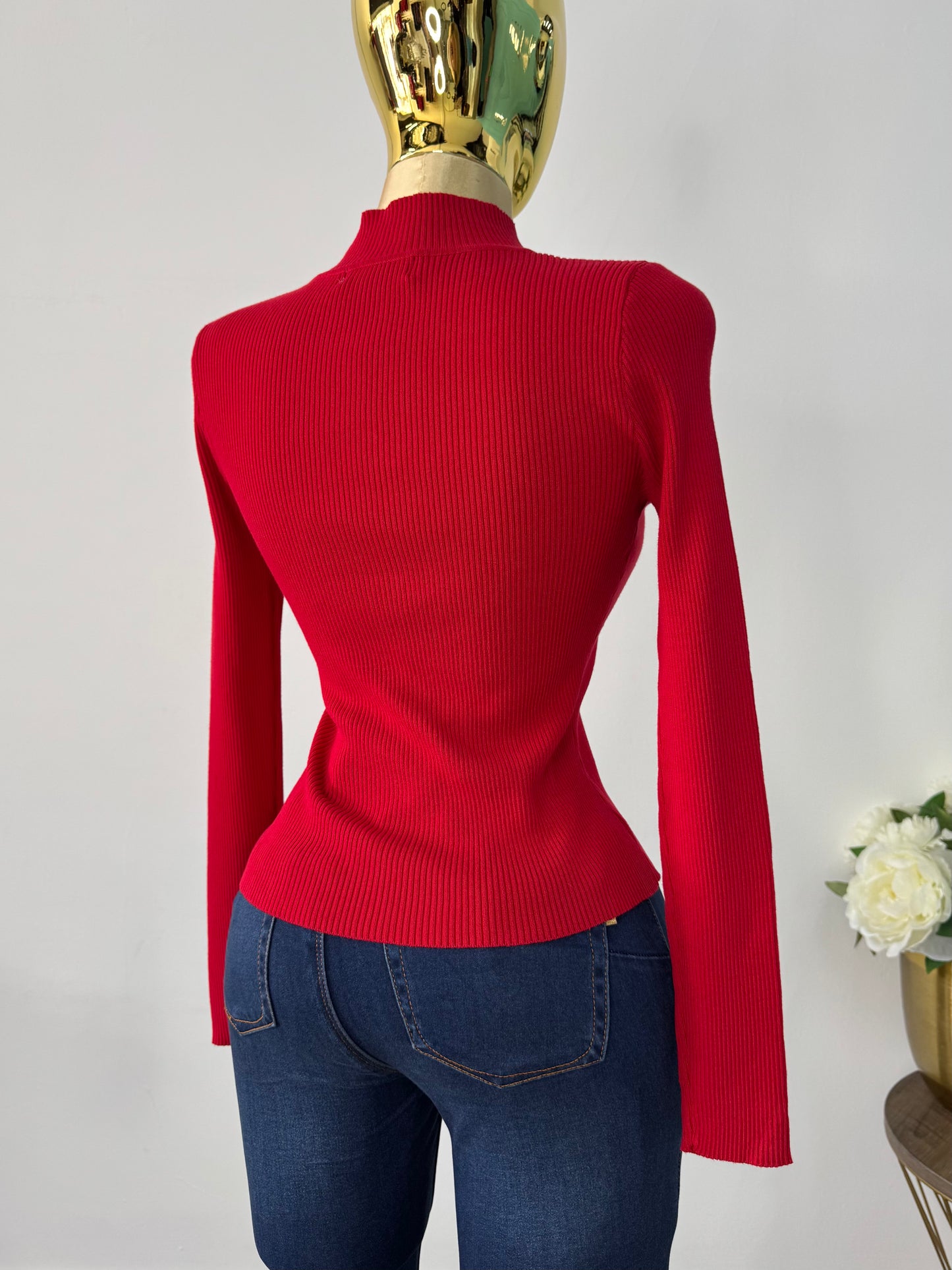 Sueter rojo soles en color dorado
