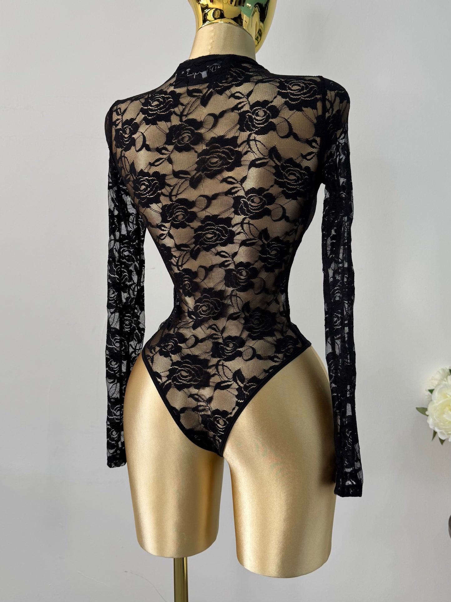 Body negro flores encaje