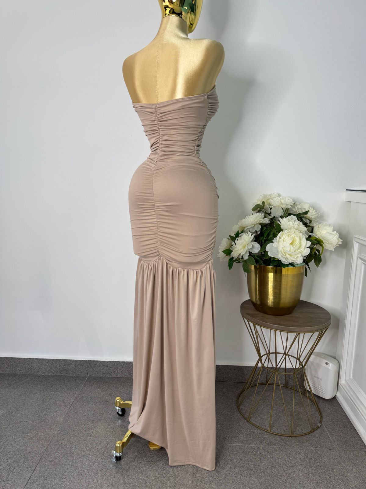Vestido strapless beige