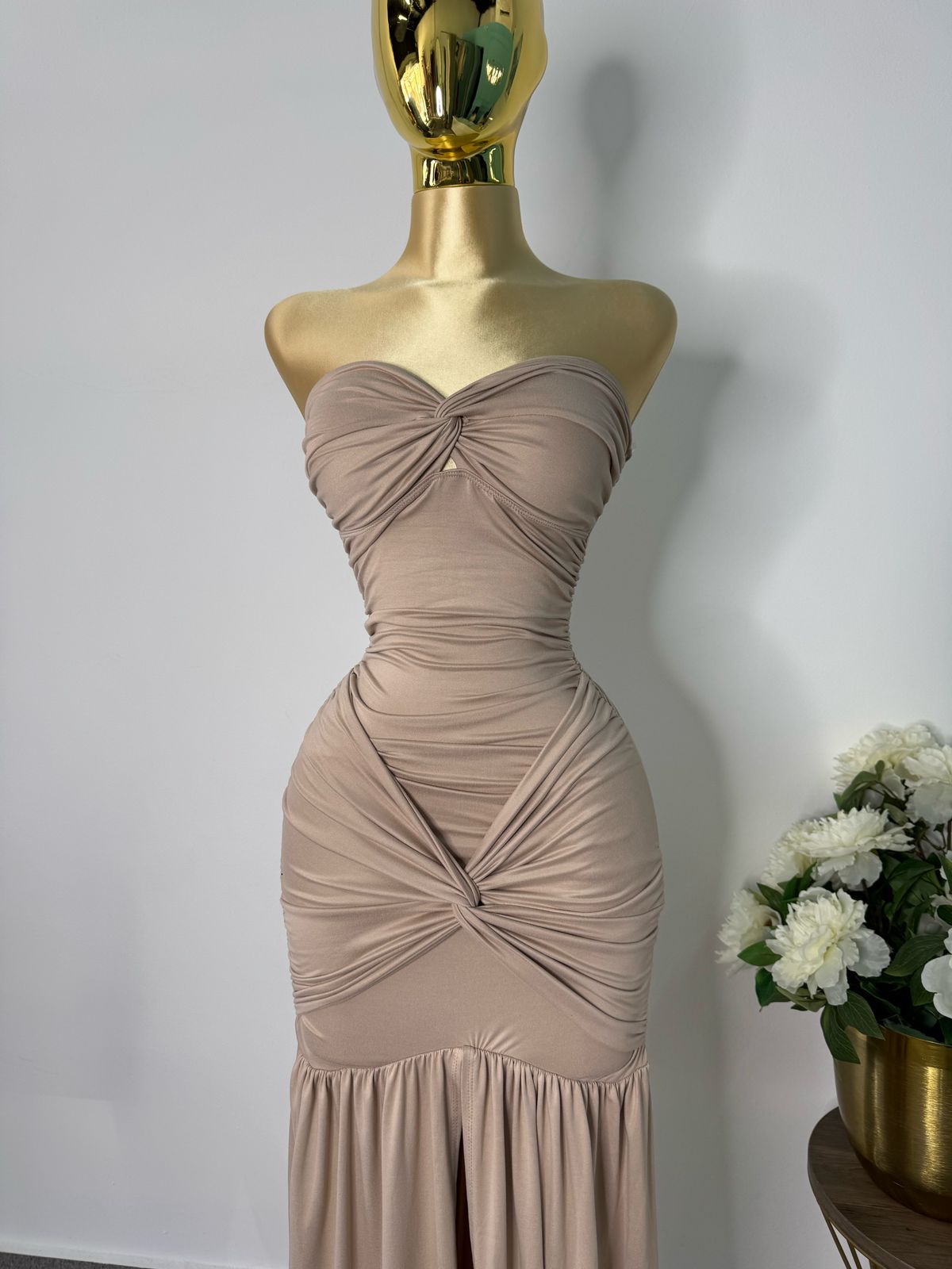 Vestido strapless beige