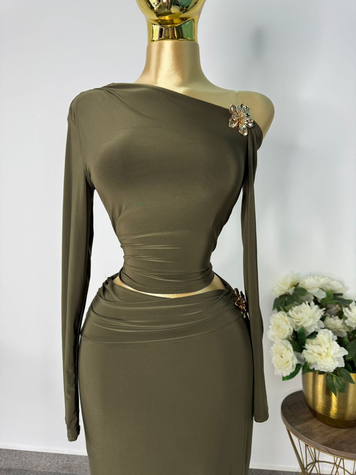 Set verde olivo con detalle dorado