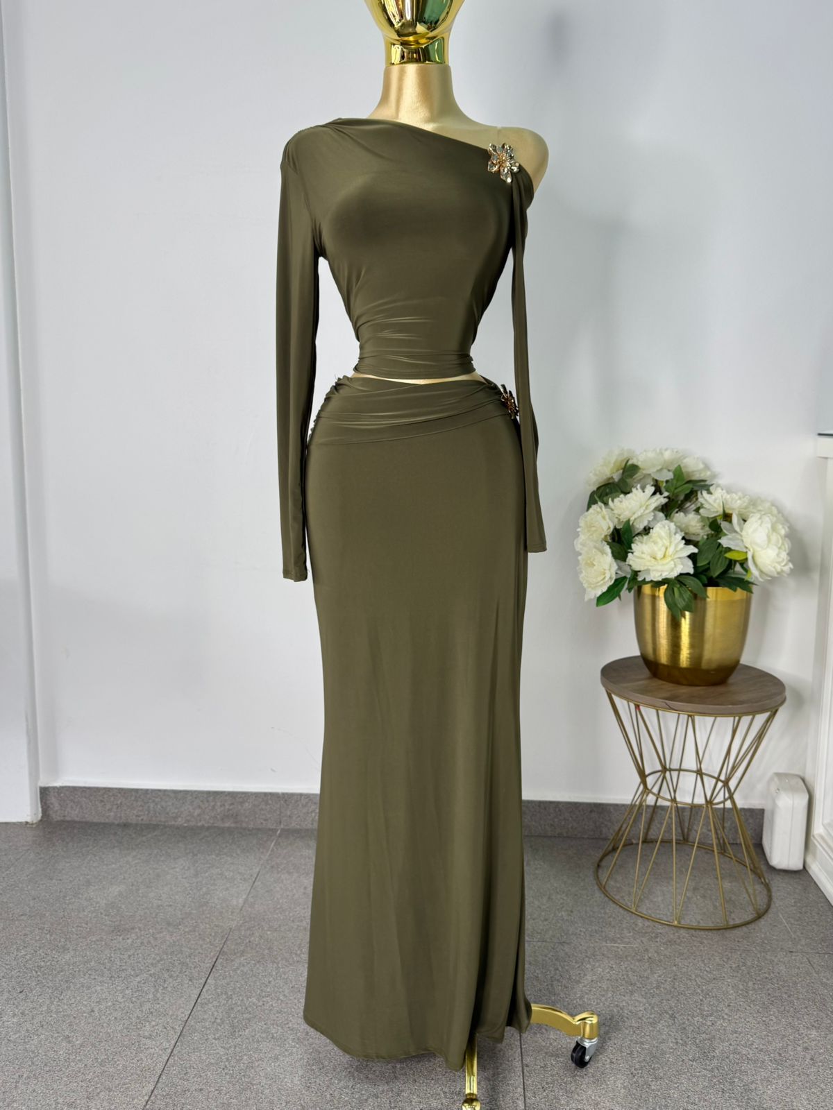 Set verde olivo con detalle dorado