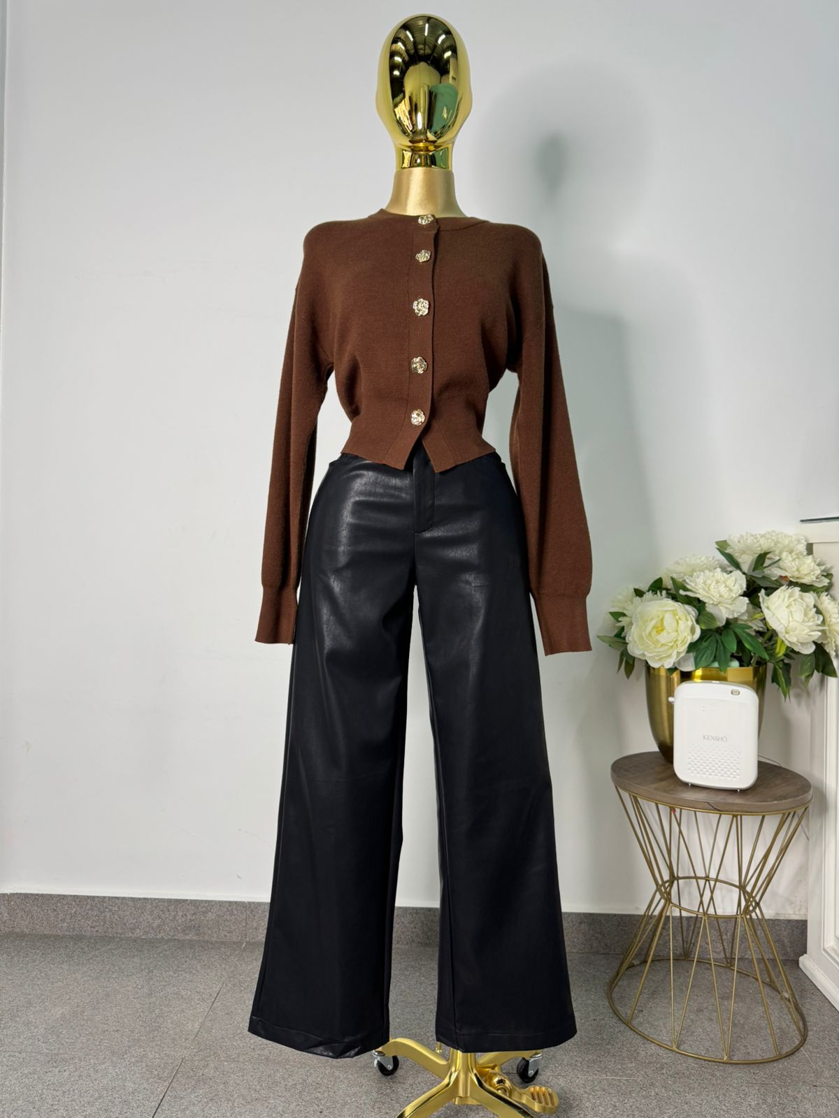 Pantalón vinipiel negro corte recto