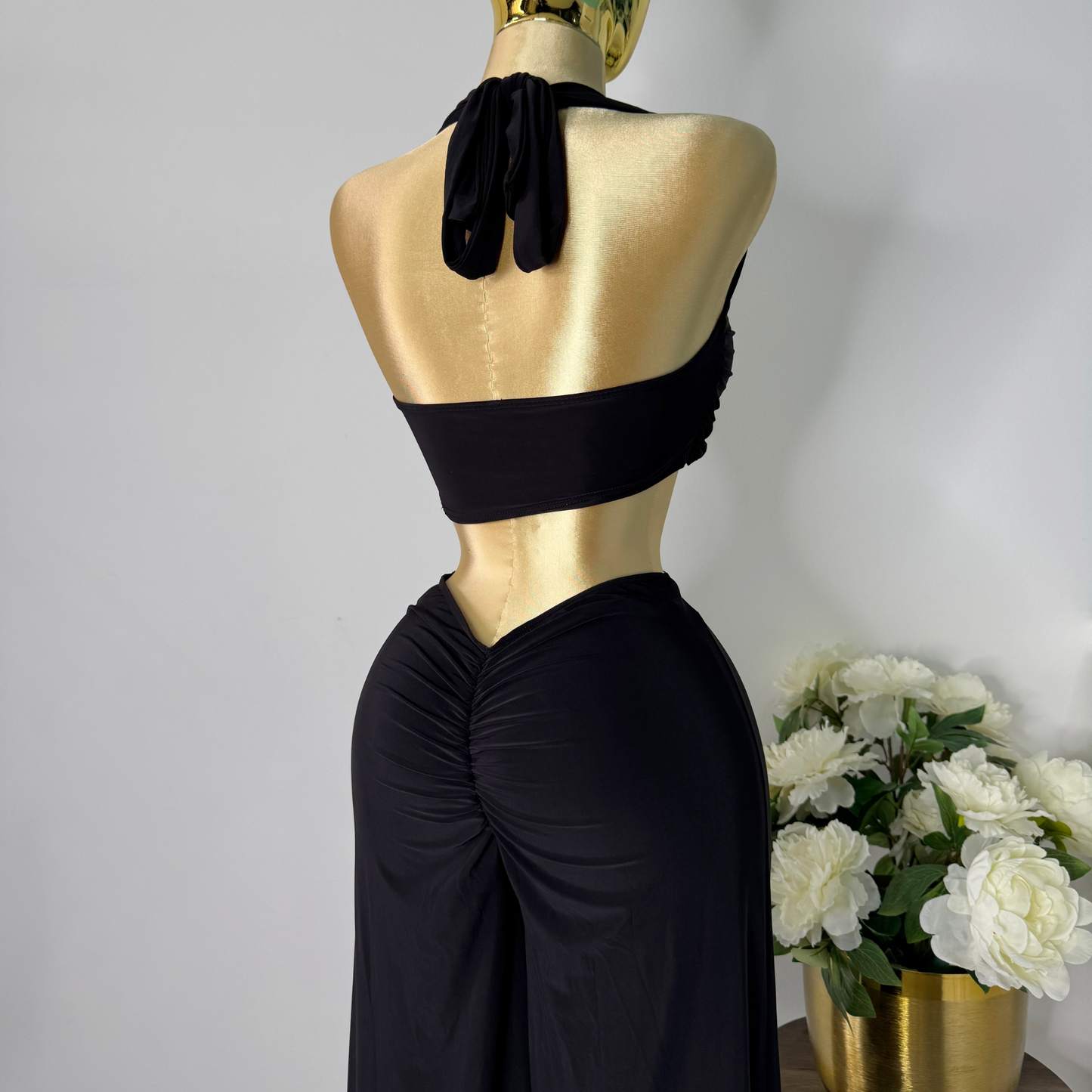 Enterizo negro con detalle dorado