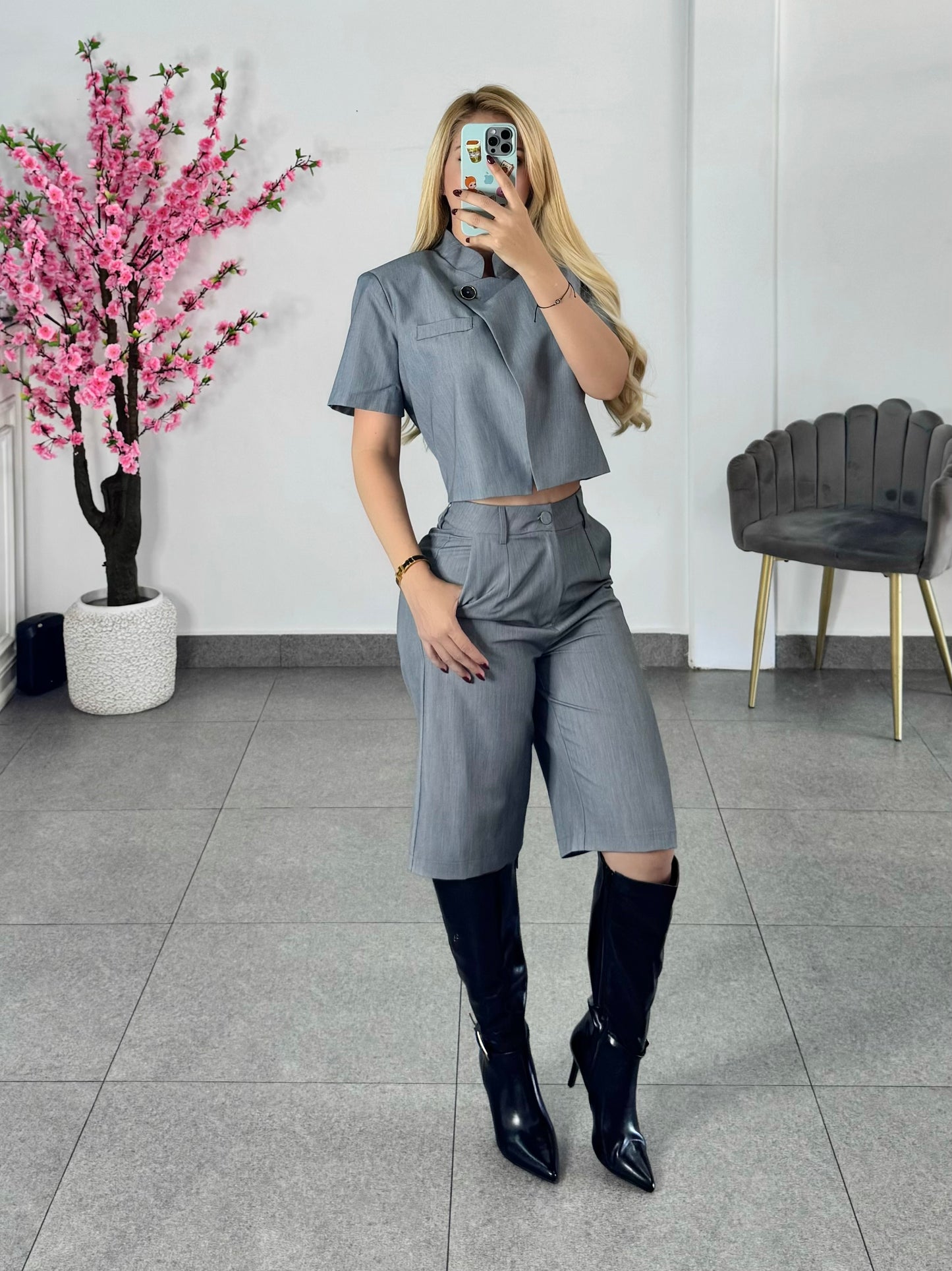 Conjunto gris blazer corto & shorts bermuda
