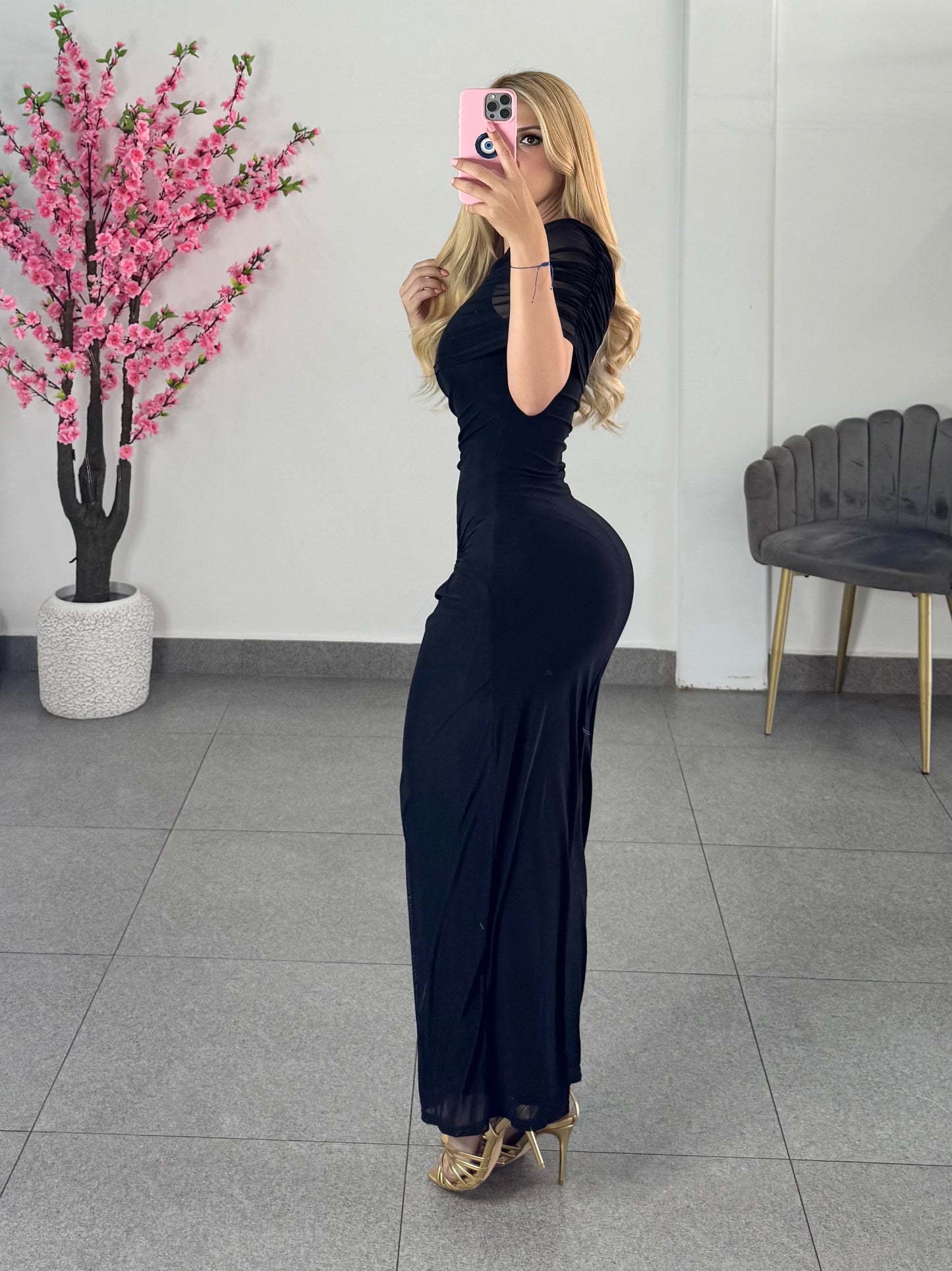Vestido negro manga asimétrica mesh
