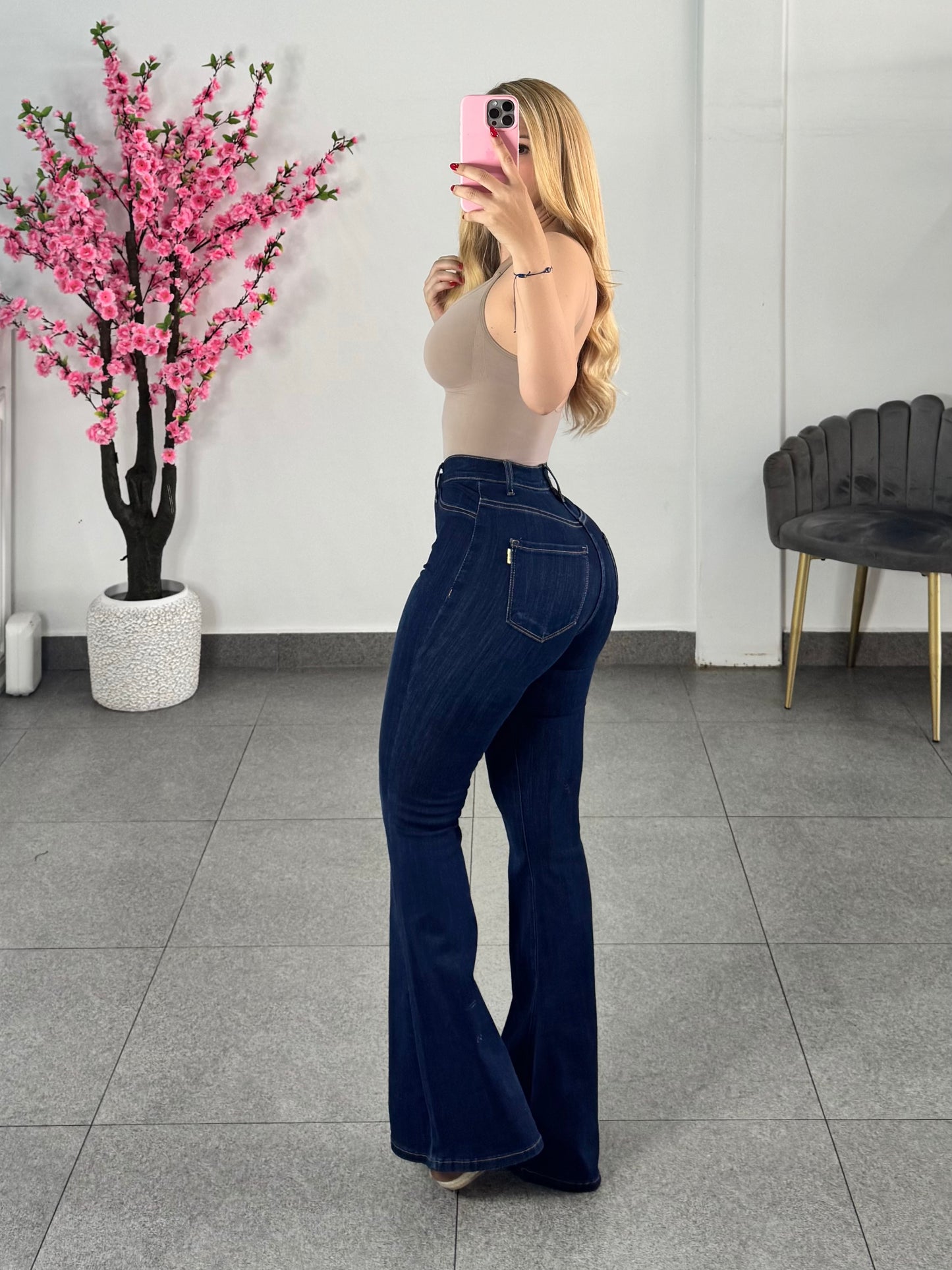 Vibrant corte campana tono oscuro botones