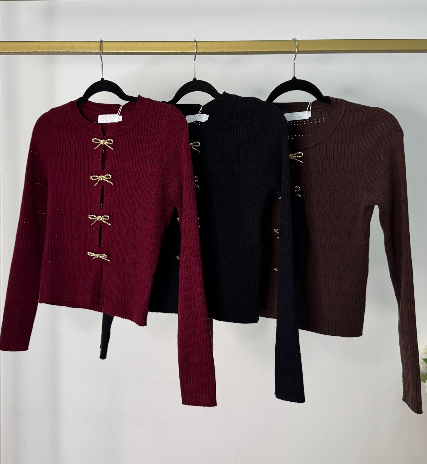 Sueter vino moños dorados