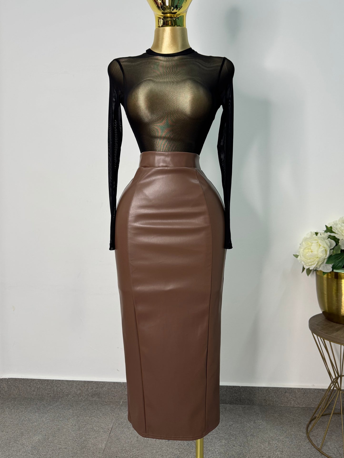 Falda cafe vinipiel corte midi