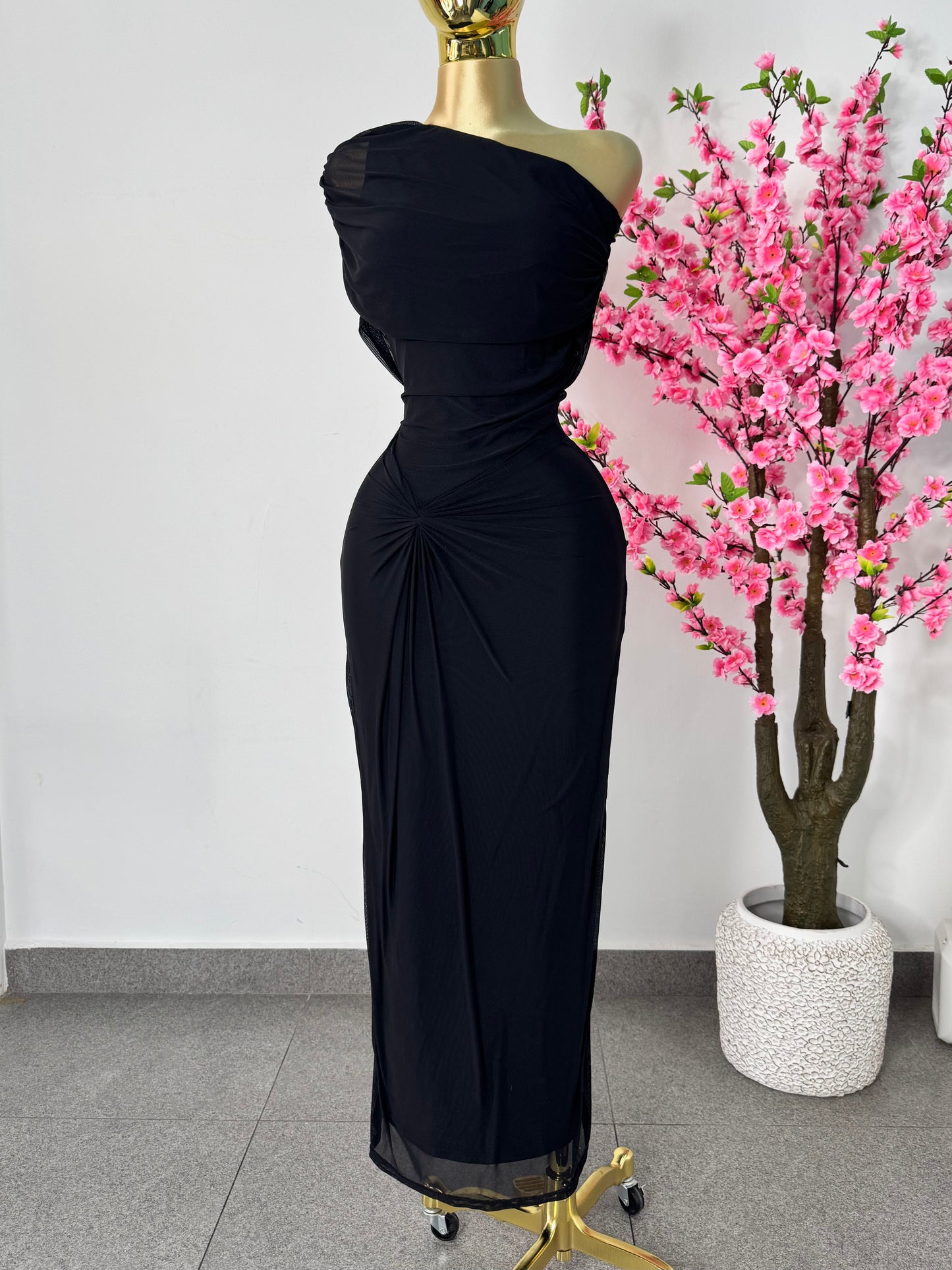Vestido negro manga asimétrica mesh