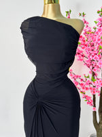 Vestido negro manga asimétrica mesh