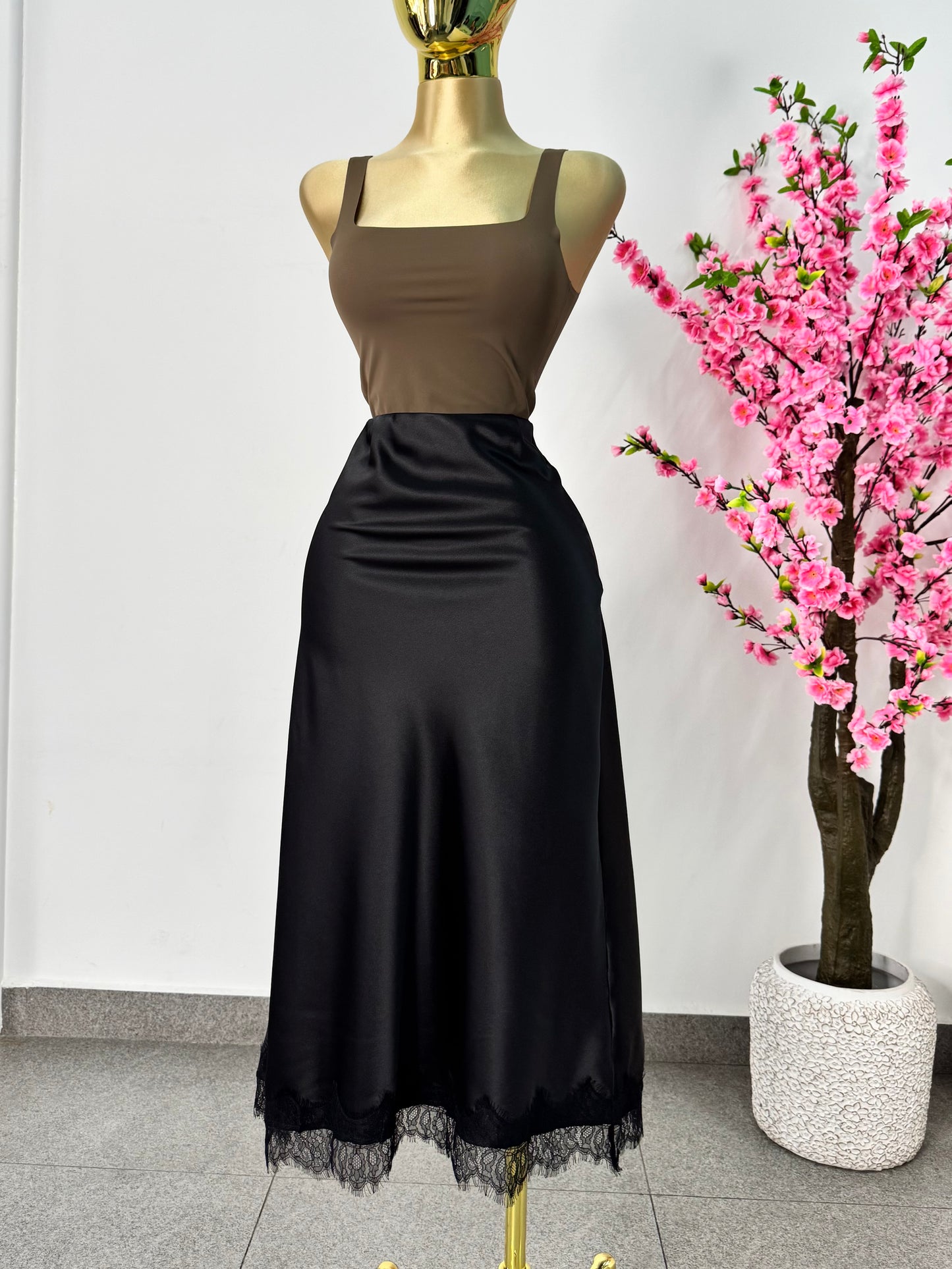 Falda Satin negra encaje