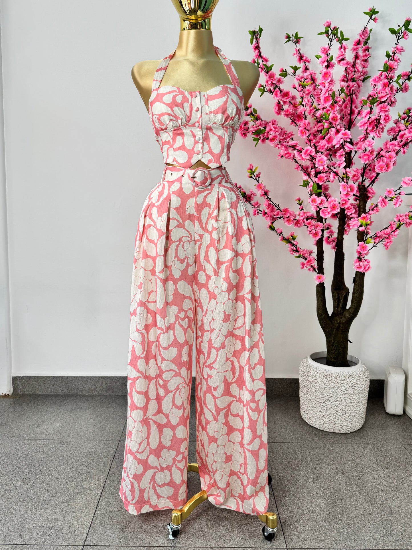 Set top & pantalón blanco con rosa coral
