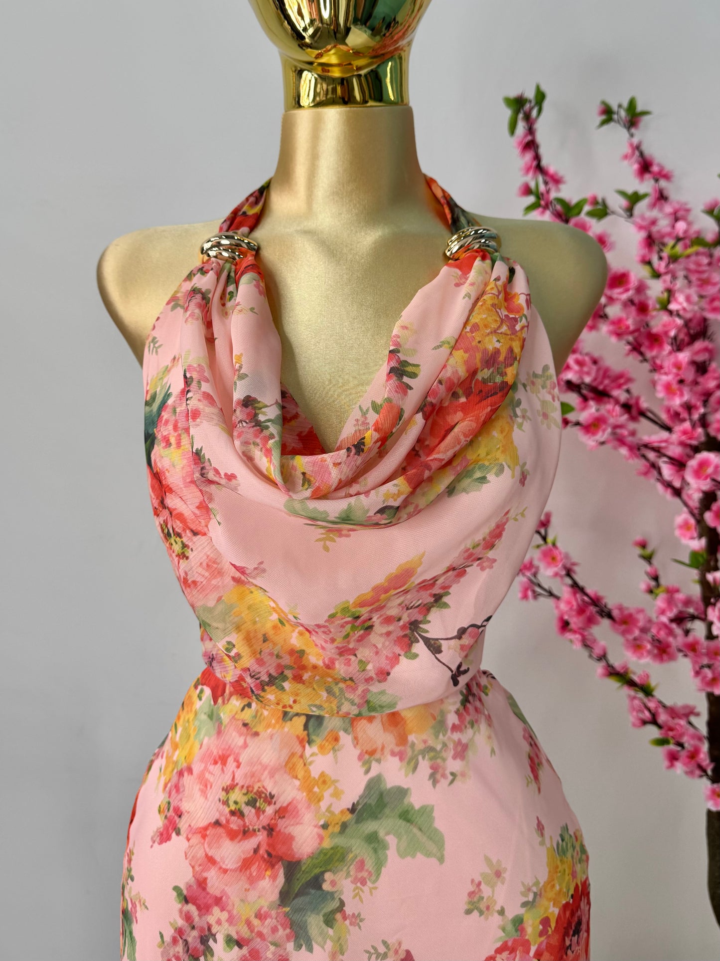 Vestido halter floreado coral