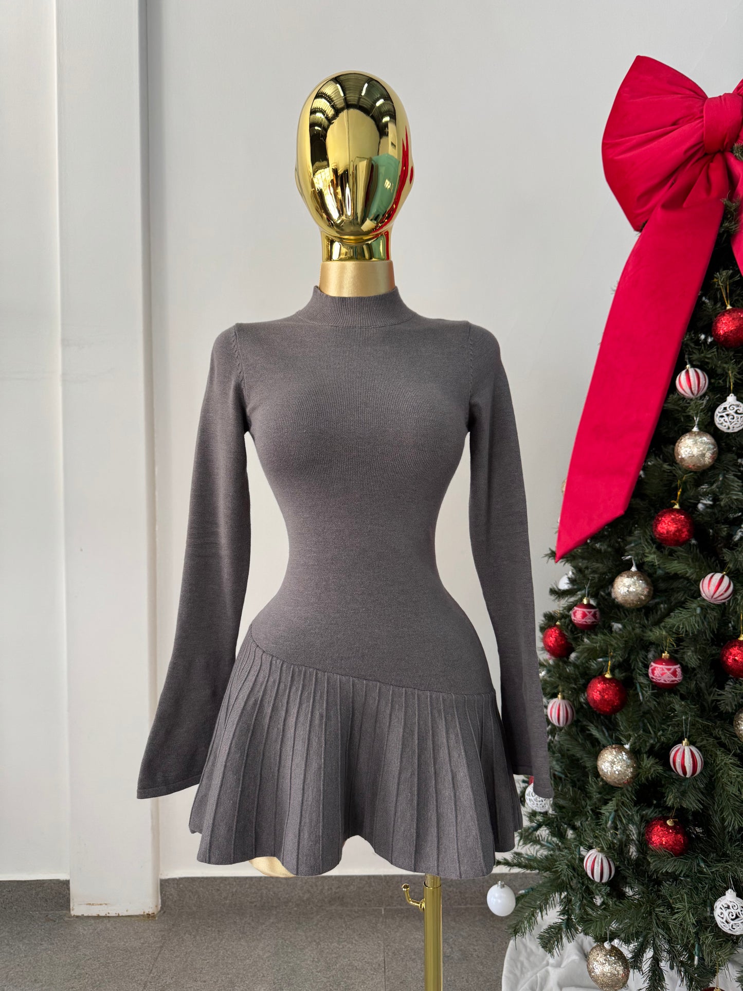 Vestido plisado gris