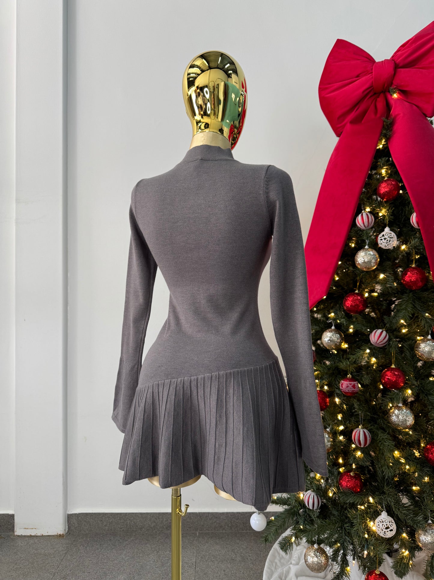 Vestido plisado gris