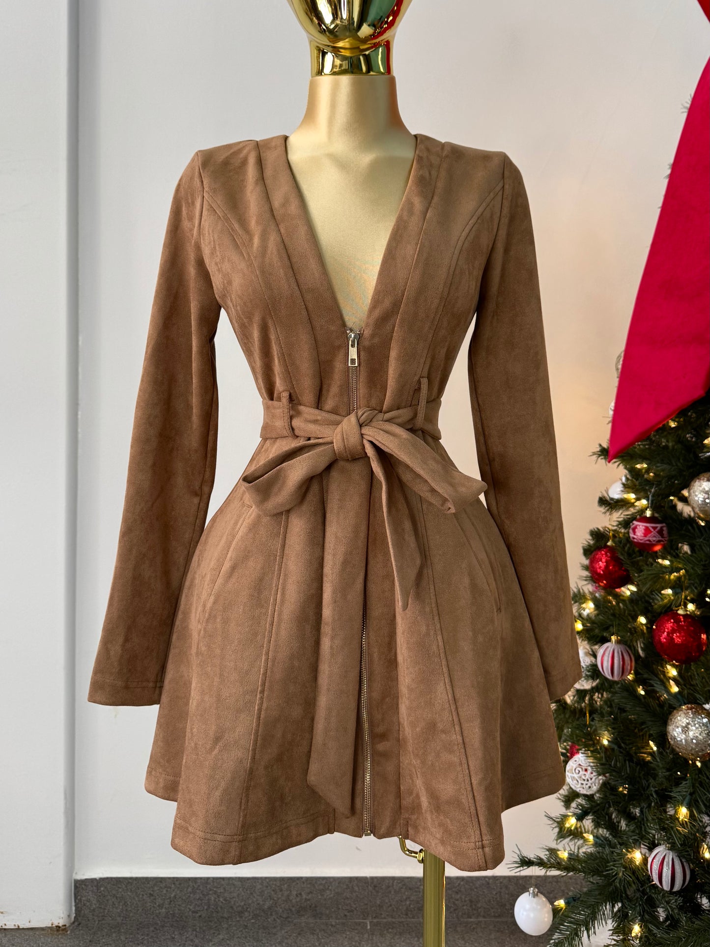 Vestido gamuza camal con cierre