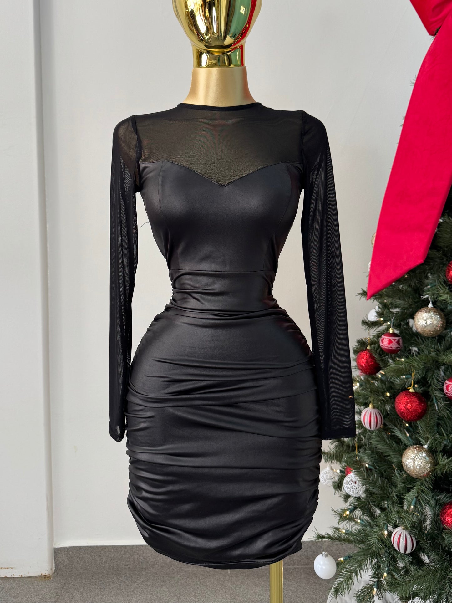 Vestido corto vinipiel manga larga mesh