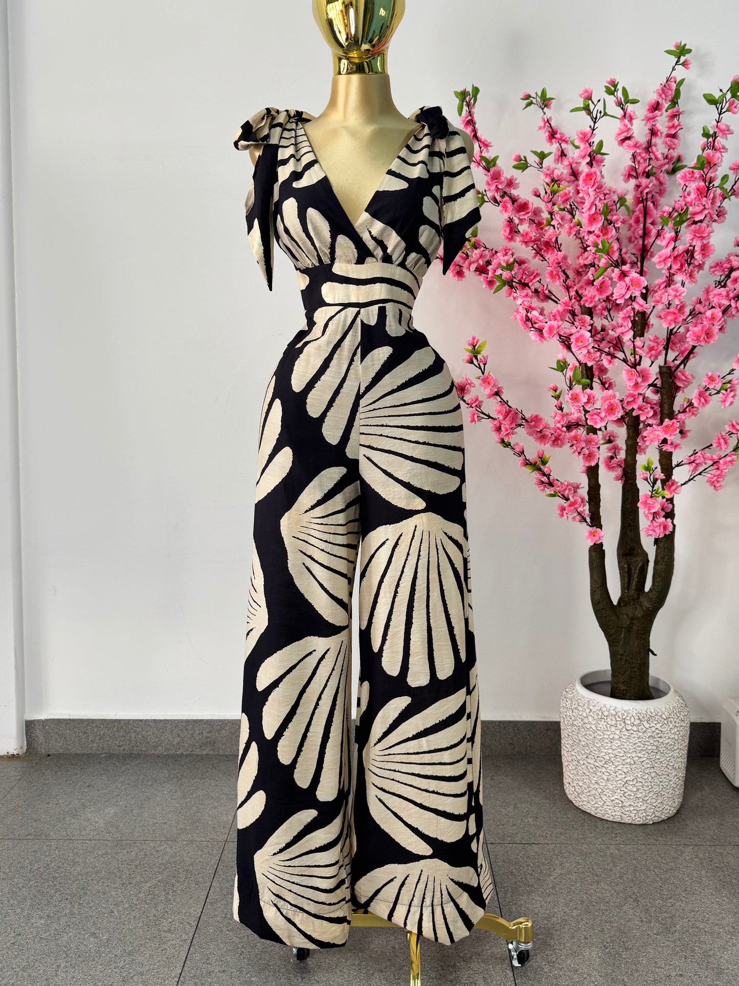 jumpsuit negro con beige