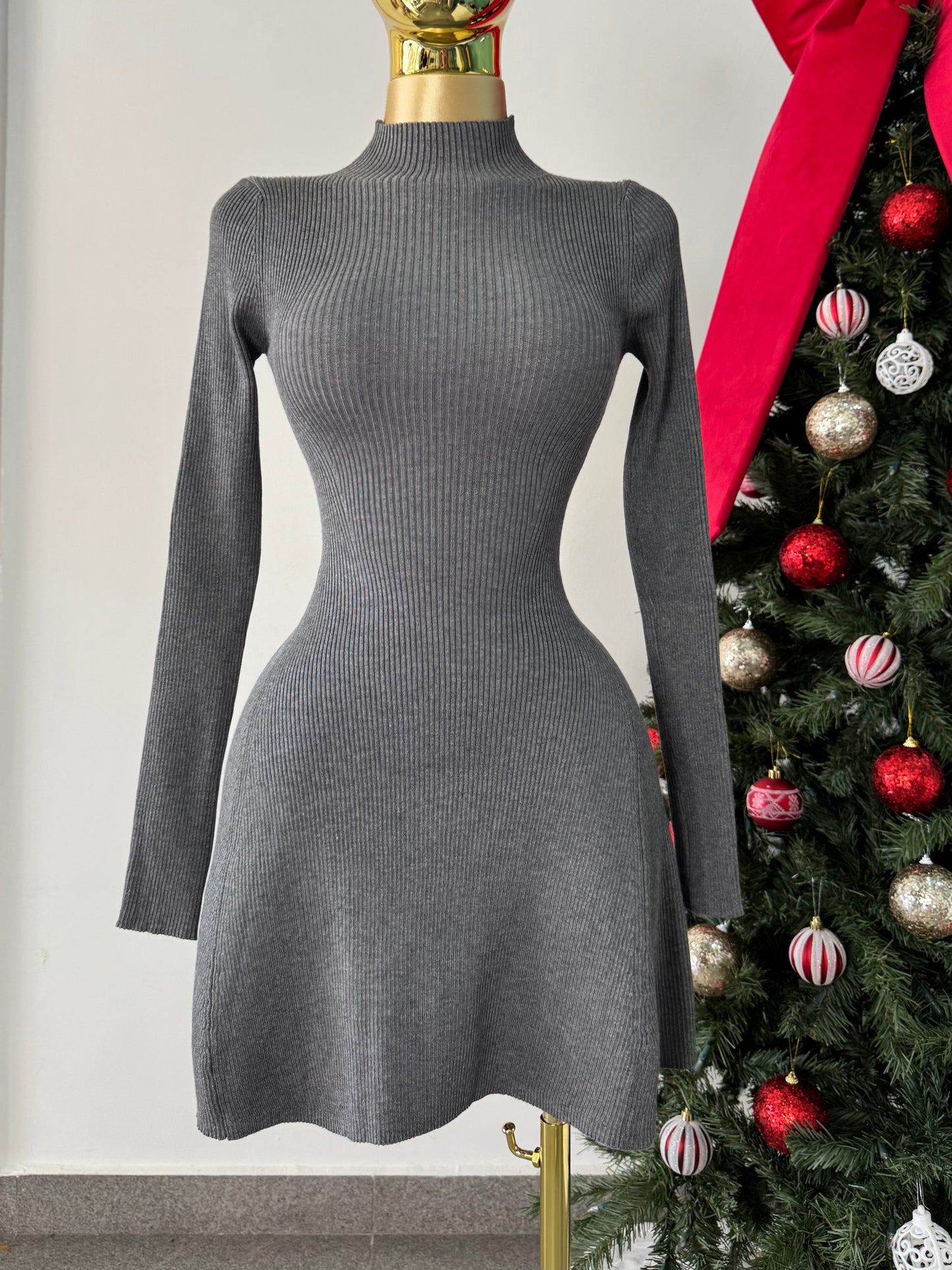 Vestido gris punto volado