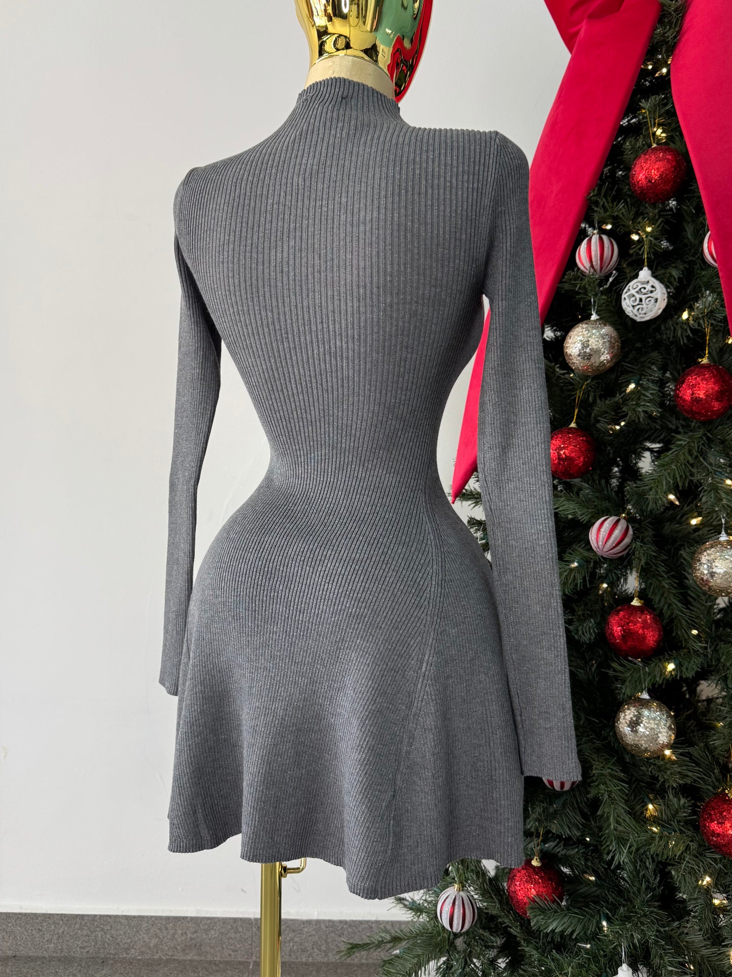 Vestido gris punto volado