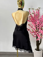 Vestido satin halter negro con encaje