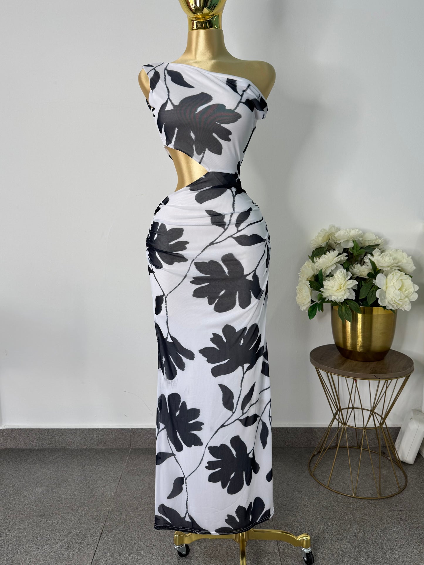 Vestido blanco con negro mesh