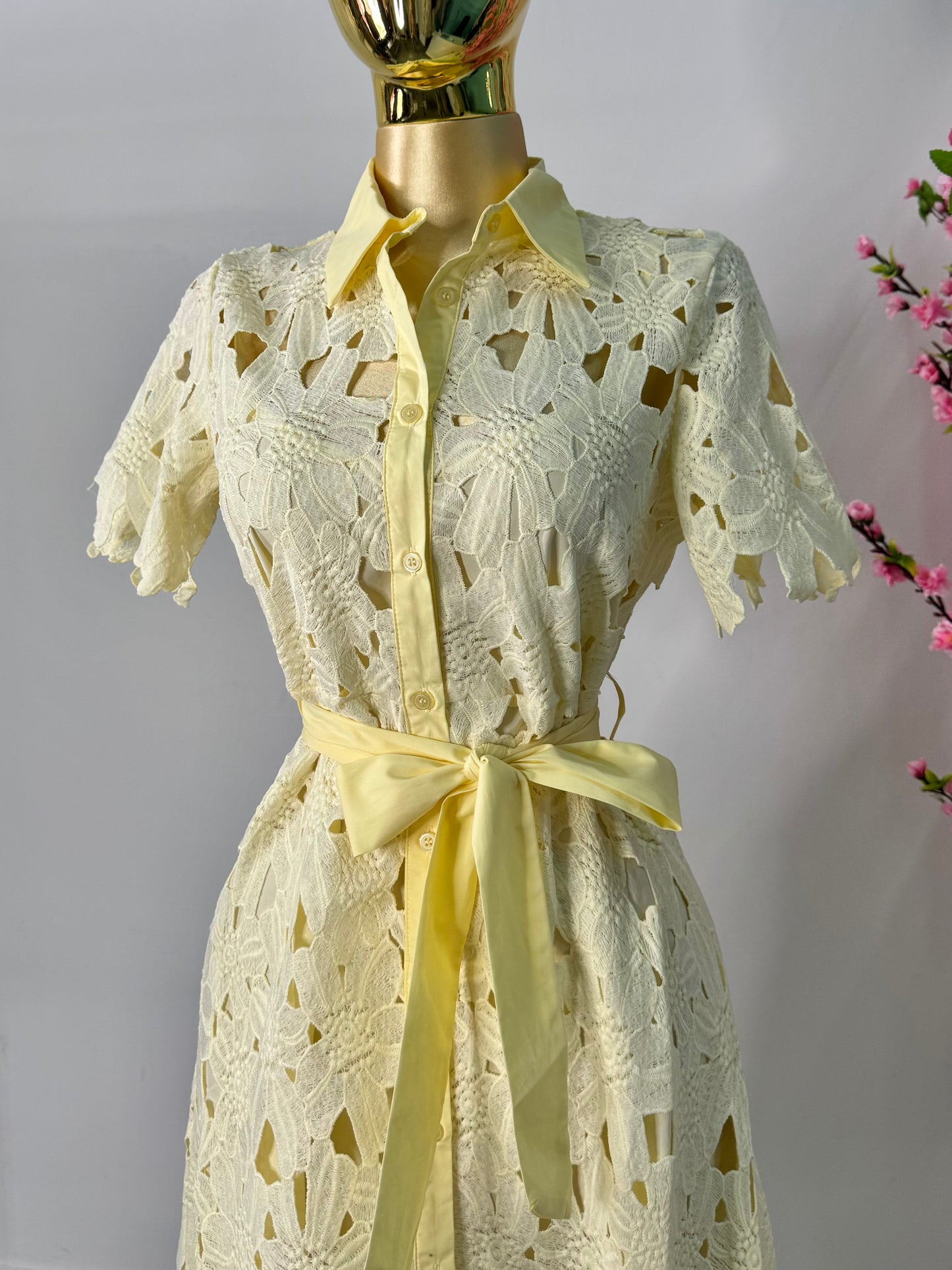Vestido midi amarillo mantequilla encaje