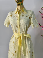 Vestido midi amarillo mantequilla encaje