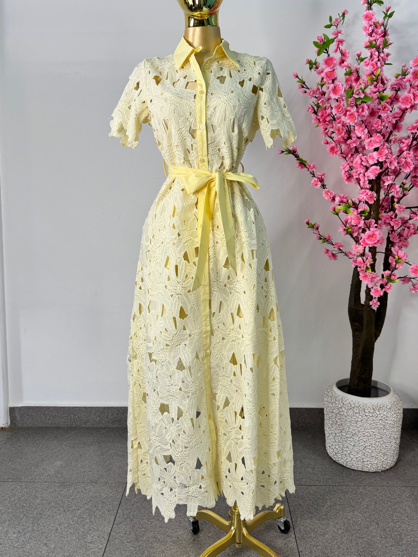 Vestido midi amarillo mantequilla encaje
